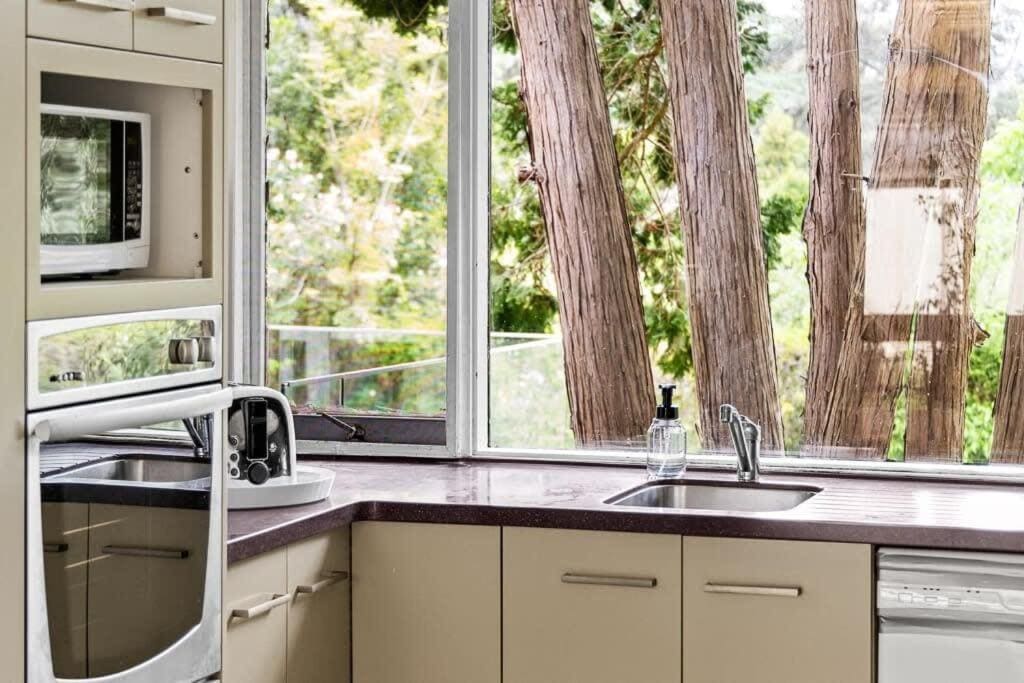 Luminous Ensuite Queen Room - Centrally Located - View 6
