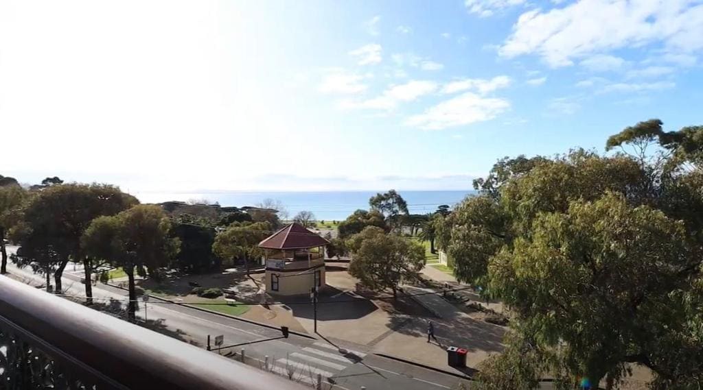 Portarlington Grand Hotel - Main view