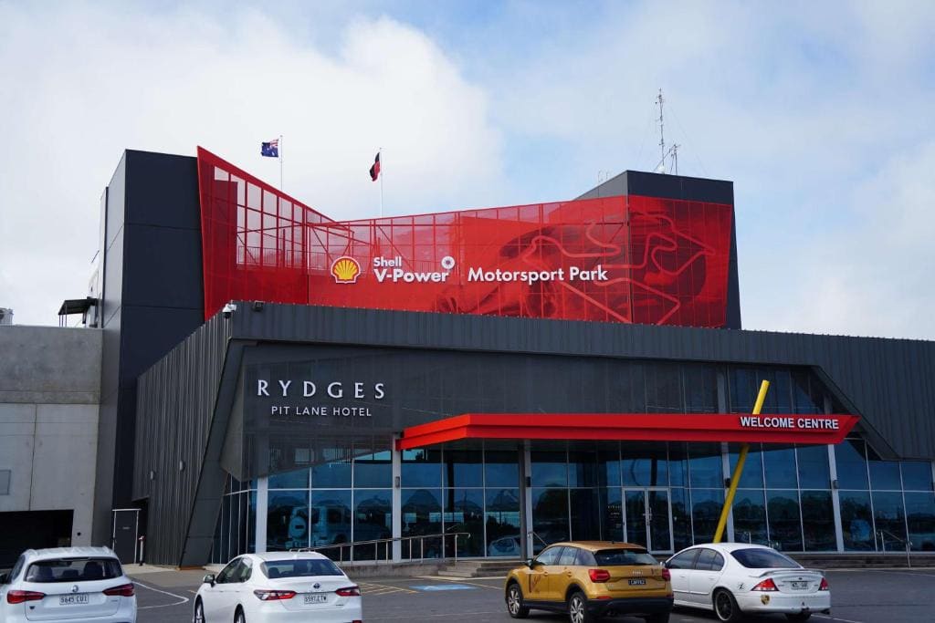 Rydges Pit Lane - Main view