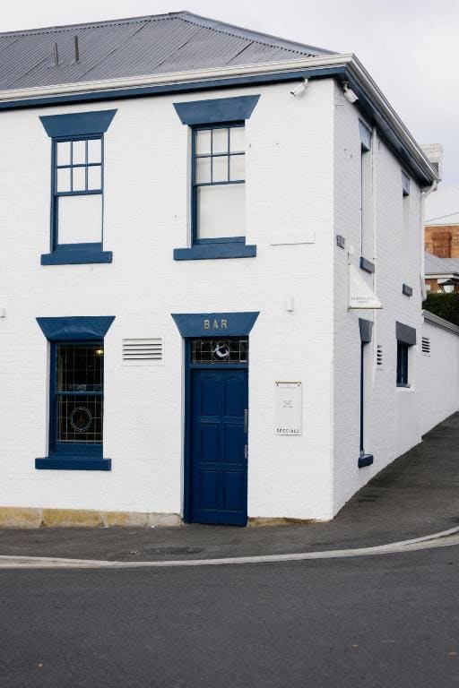 Shipwrights Arms Hotel - Main view