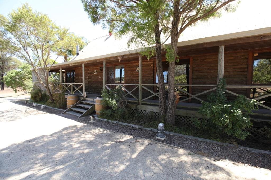 Silverpoint Estate - Main view