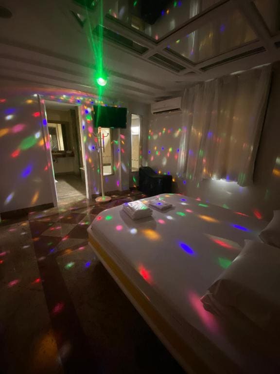 L'amour Motel - View 6