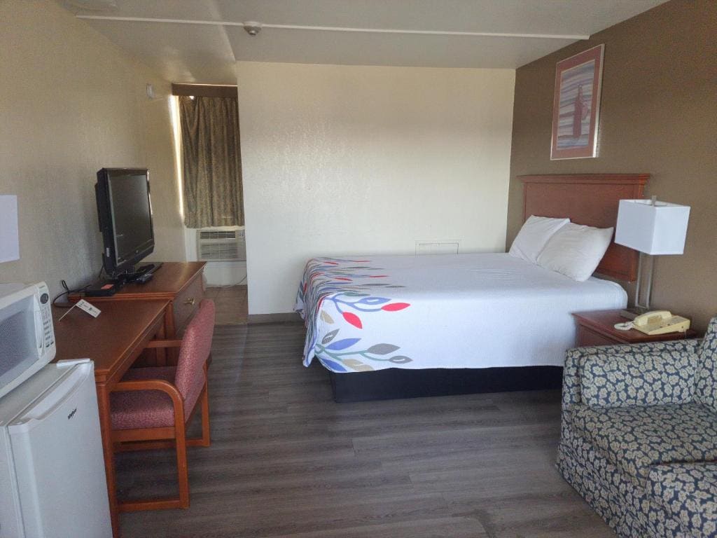 Canadiana Motel - View 5