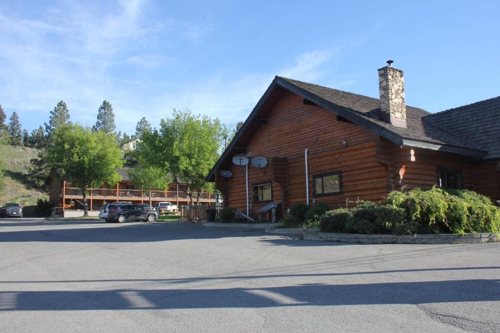 Cariboo Lodge - Main view