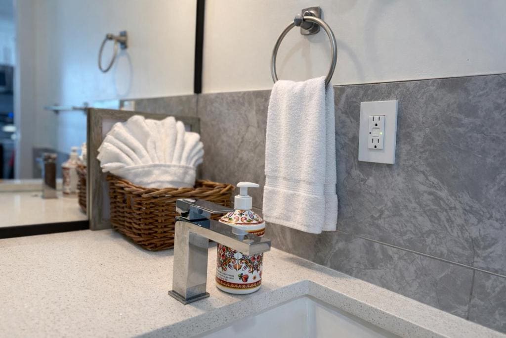 Cozy 2 bedroom suite Pet Friendly Heated Garage - Main view