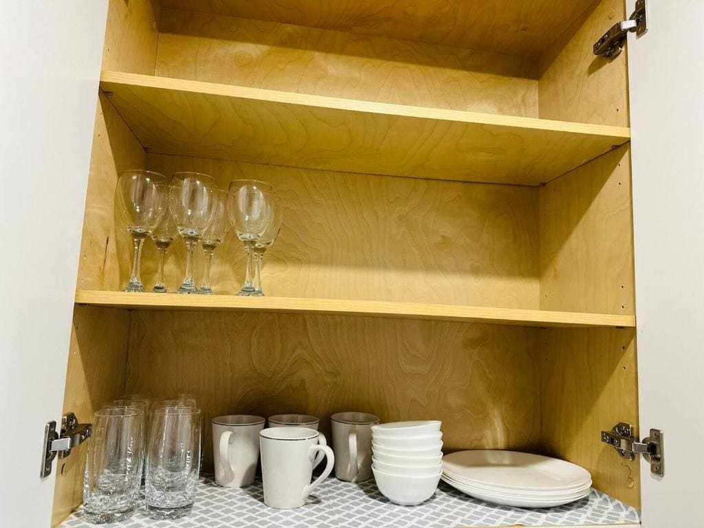 Cozy 2 bedroom suite Pet Friendly Heated Garage - View 7