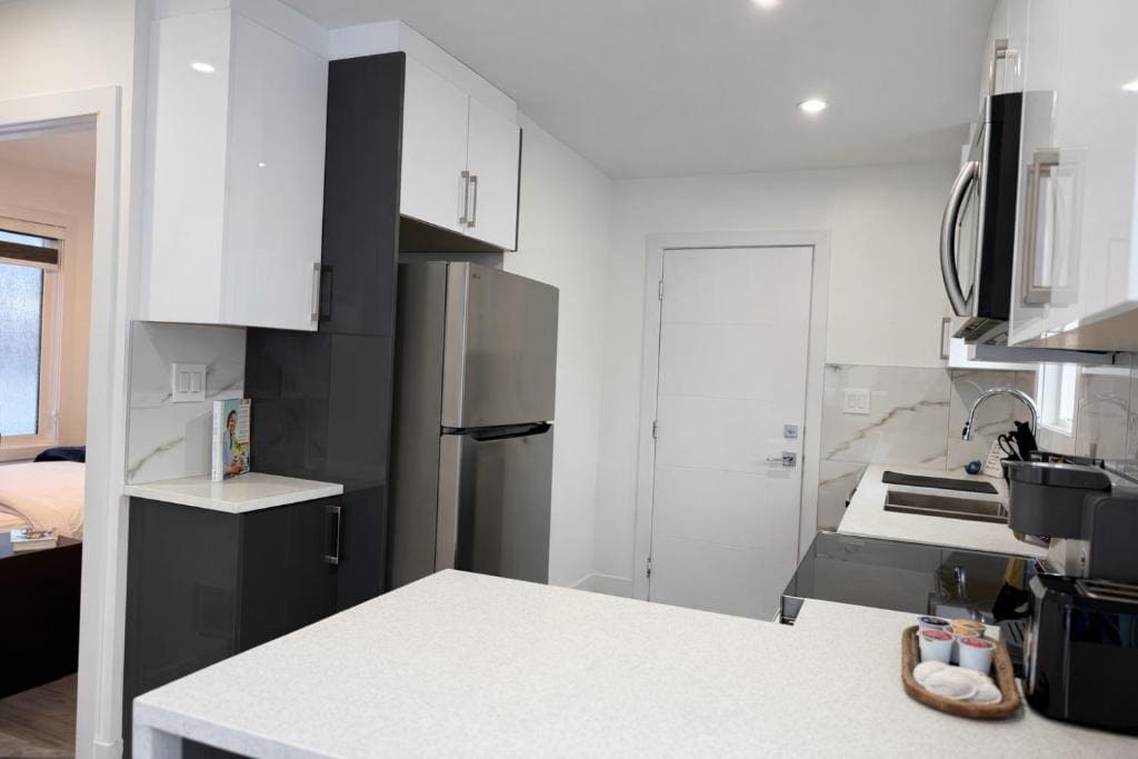 Cozy 2 bedroom suite Pet Friendly Heated Garage - View 5