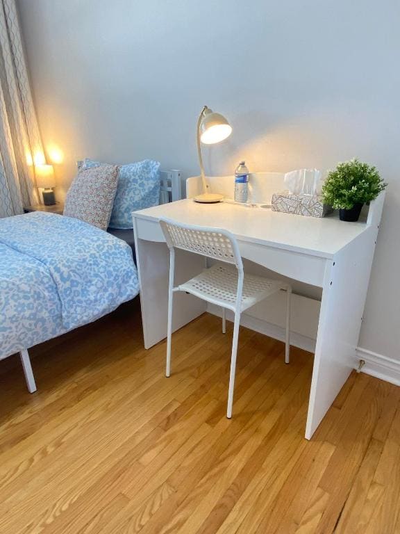 Sunny House - Main Floor, Free parking, in Toronto - View 3