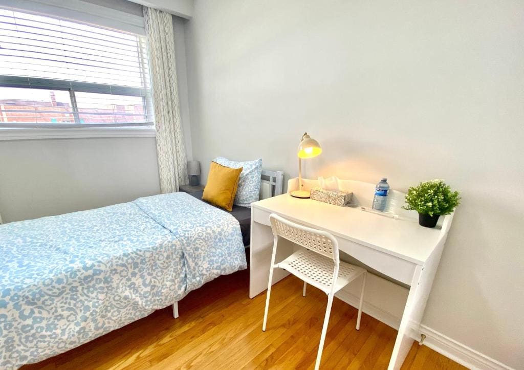 Sunny House - Main Floor, Free parking, in Toronto - View 4