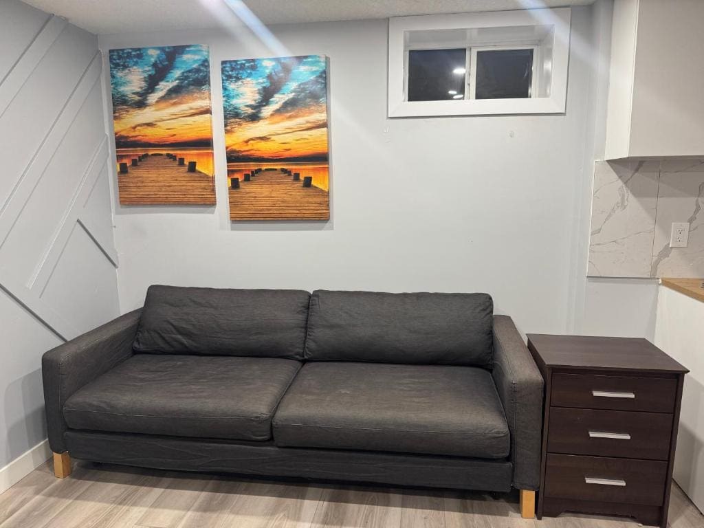 Spacious 2BR, 2 queen beds, near Downtown Calgary Zoo Costco - View 2