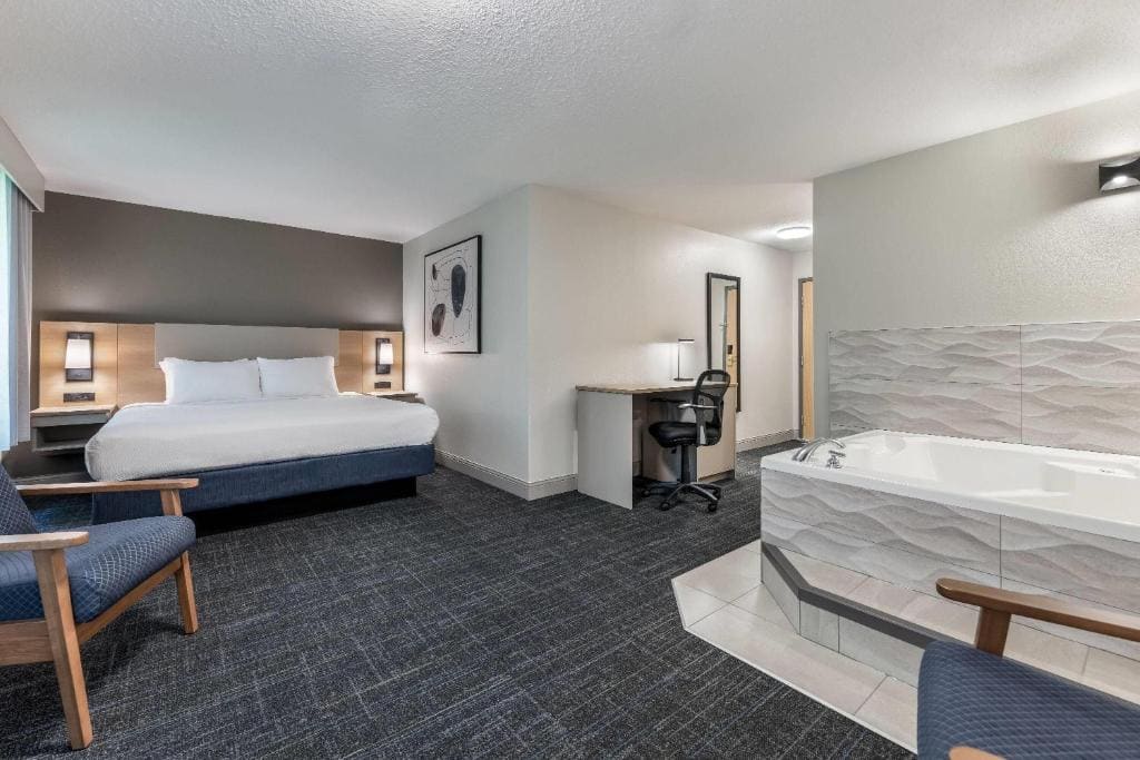Days Inn & Suites by Wyndham Thunder Bay - View 2