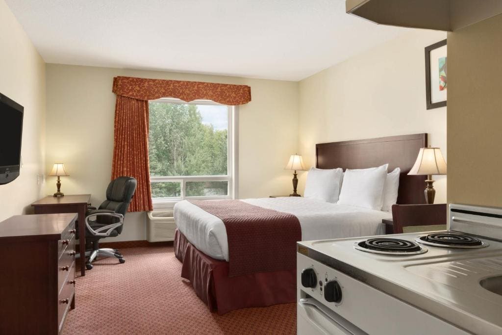 Days Inn by Wyndham Chetwynd - View 7