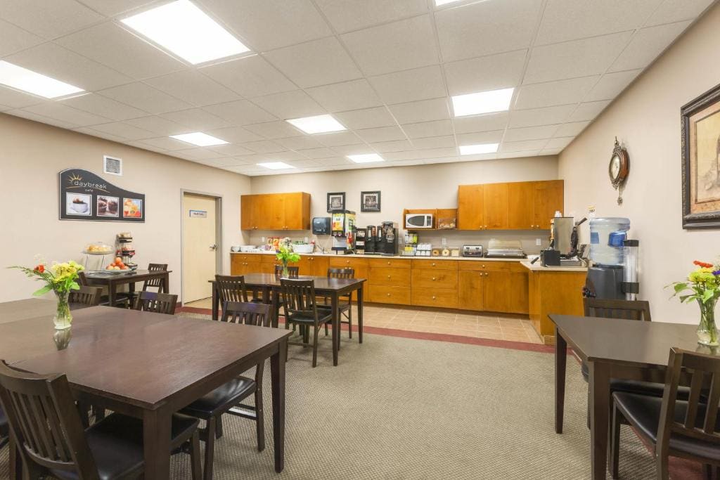 Days Inn by Wyndham Chetwynd - View 3