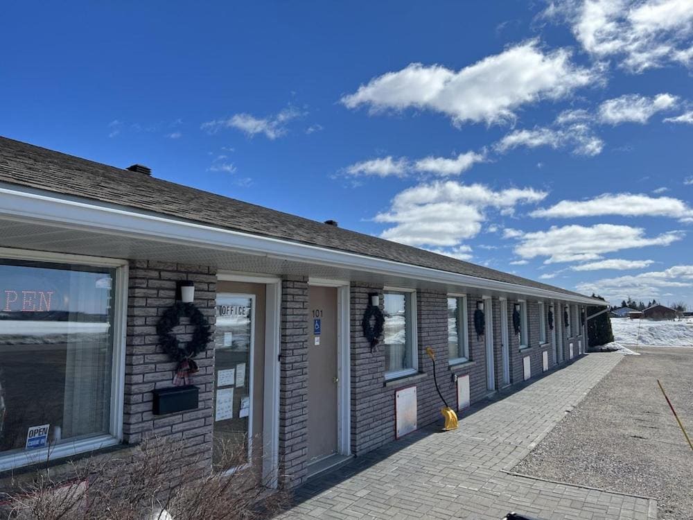 Earlton Motel - Main view