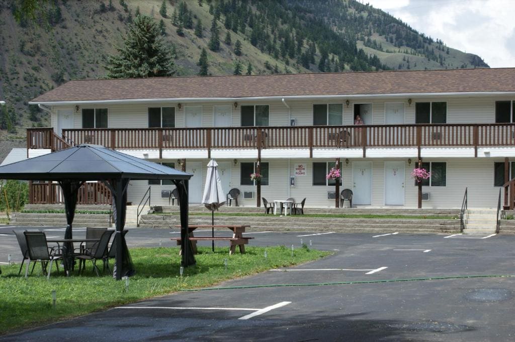 Elks Motel - Main view