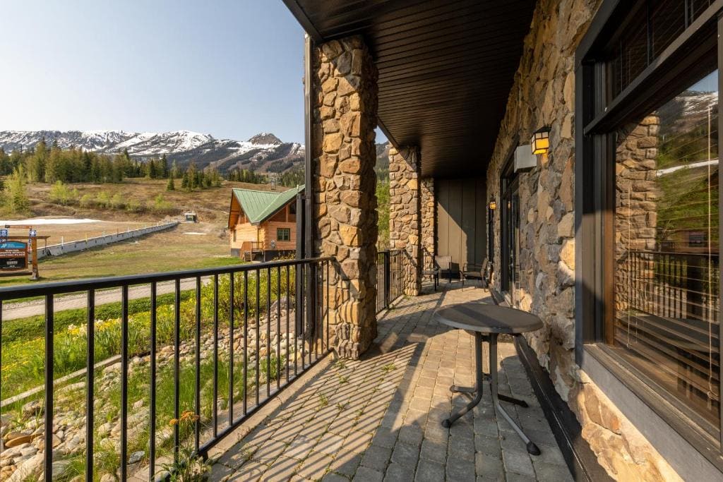Glacier Mountaineer Lodge - View 6