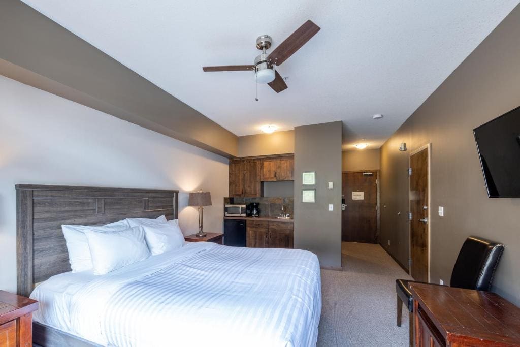 Glacier Mountaineer Lodge - View 2