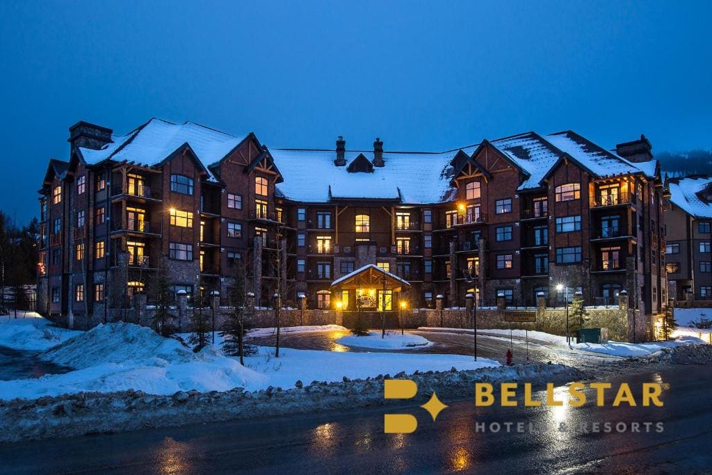 Glacier Mountaineer Lodge - Main view