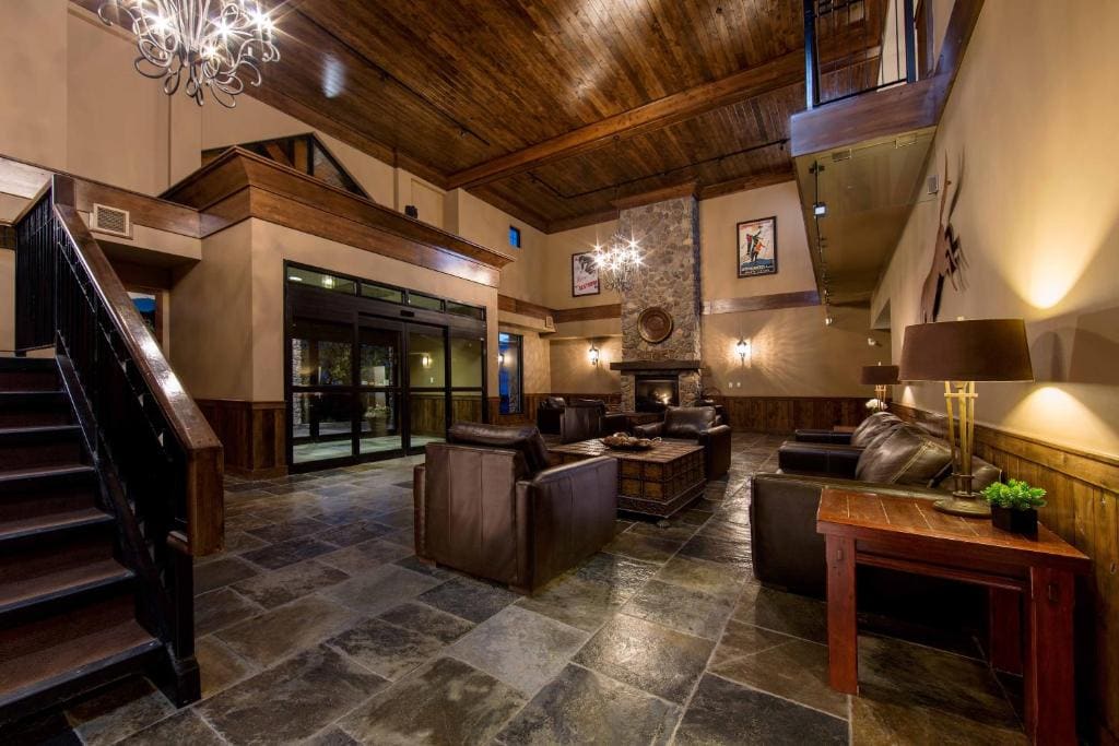 Glacier Mountaineer Lodge - View 4