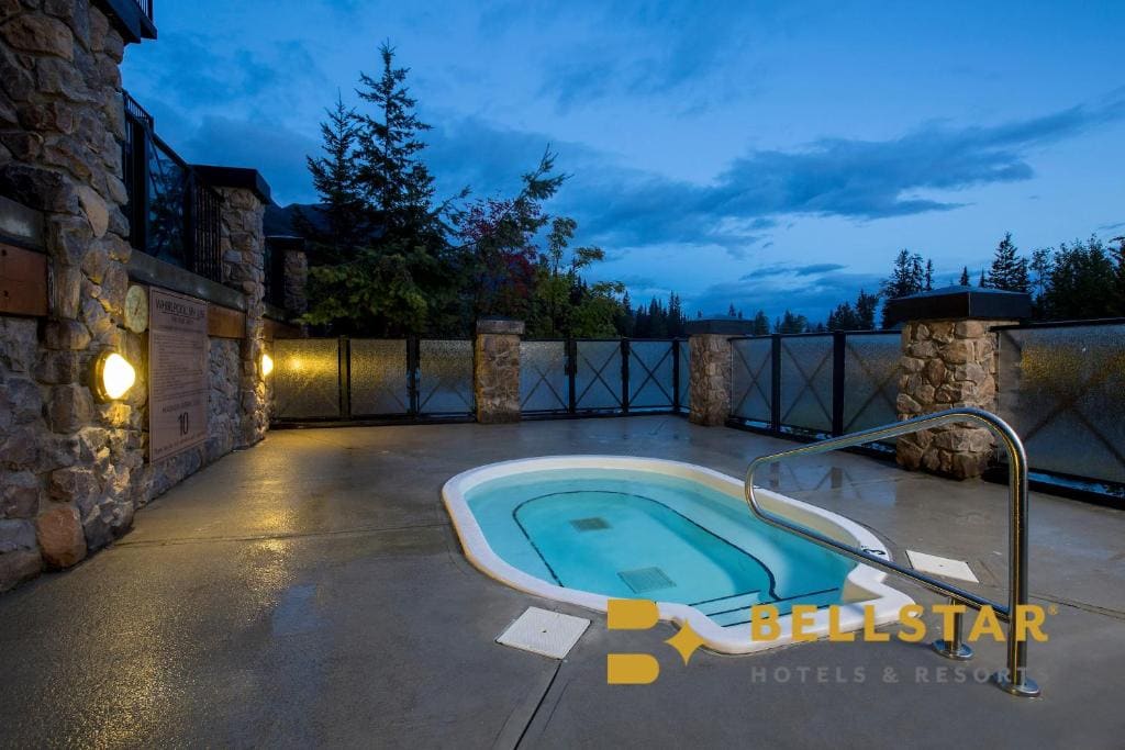 Glacier Mountaineer Lodge - View 5