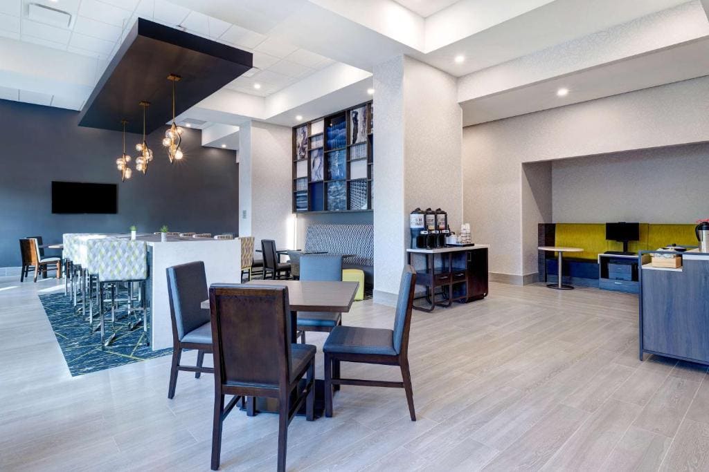 Hampton Inn & Suites Burlington, Ontario, Canada - Main view