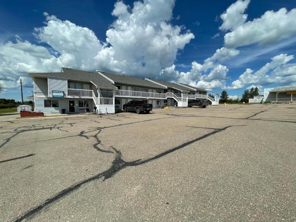 Hilltop Motor Inn - Main view
