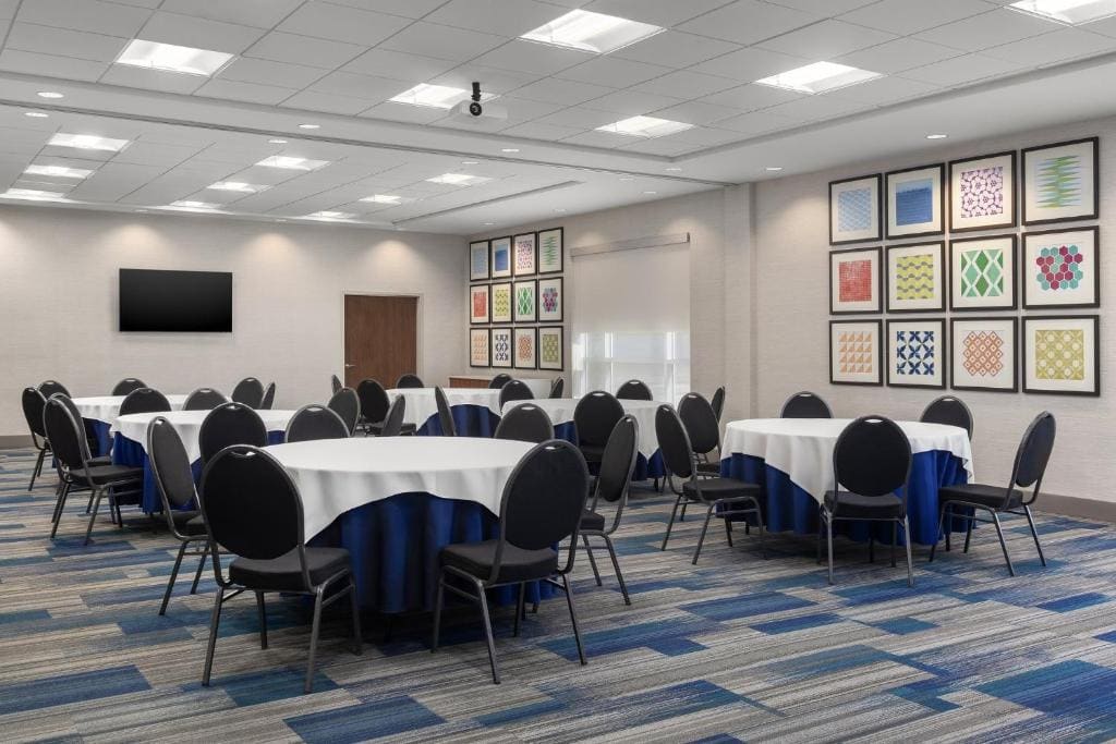Holiday Inn Express & Suites - Aurora by IHG - View 7