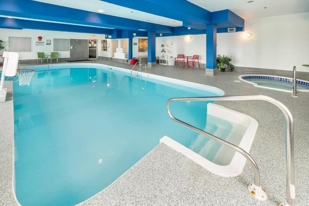 Comfort Inn & Suites - View 3