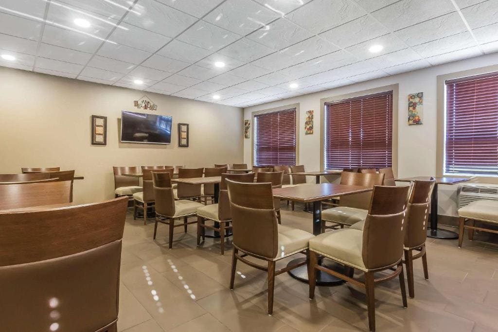 Comfort Inn & Suites - View 5