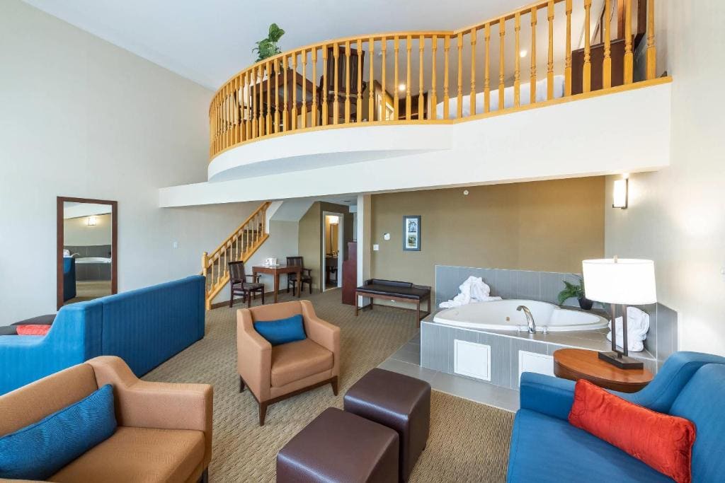 Comfort Inn & Suites - View 2