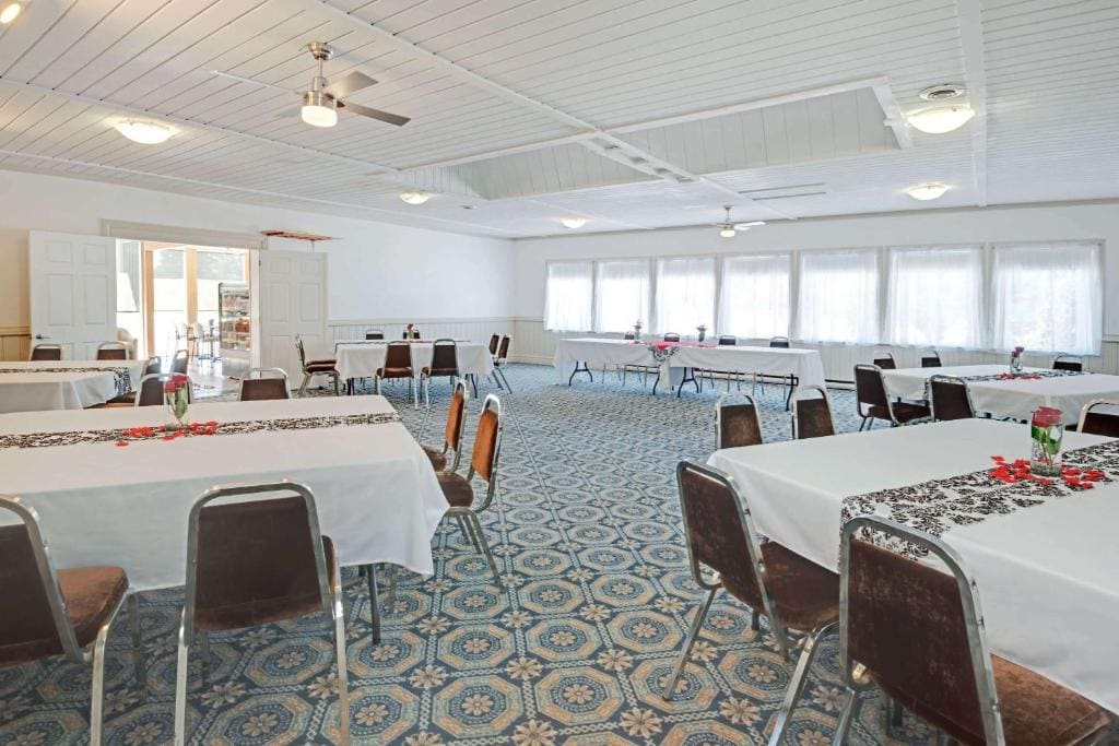 Howard Johnson by Wyndham Lindsay - View 4