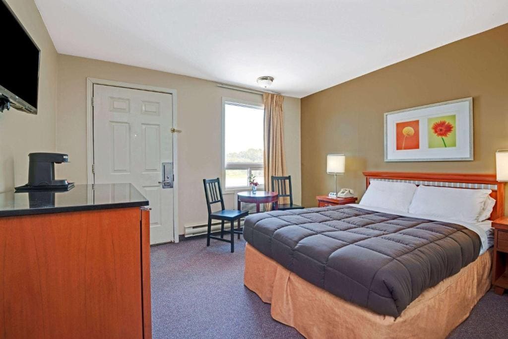 Howard Johnson by Wyndham Lindsay - View 6