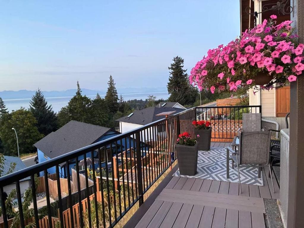 Nanaimo 2BR Oceanview Suite w/ Kitchen & Laundry - View 2
