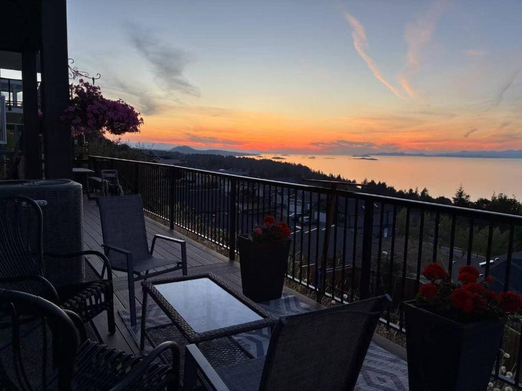 Nanaimo 2BR Oceanview Suite w/ Kitchen & Laundry - View 5