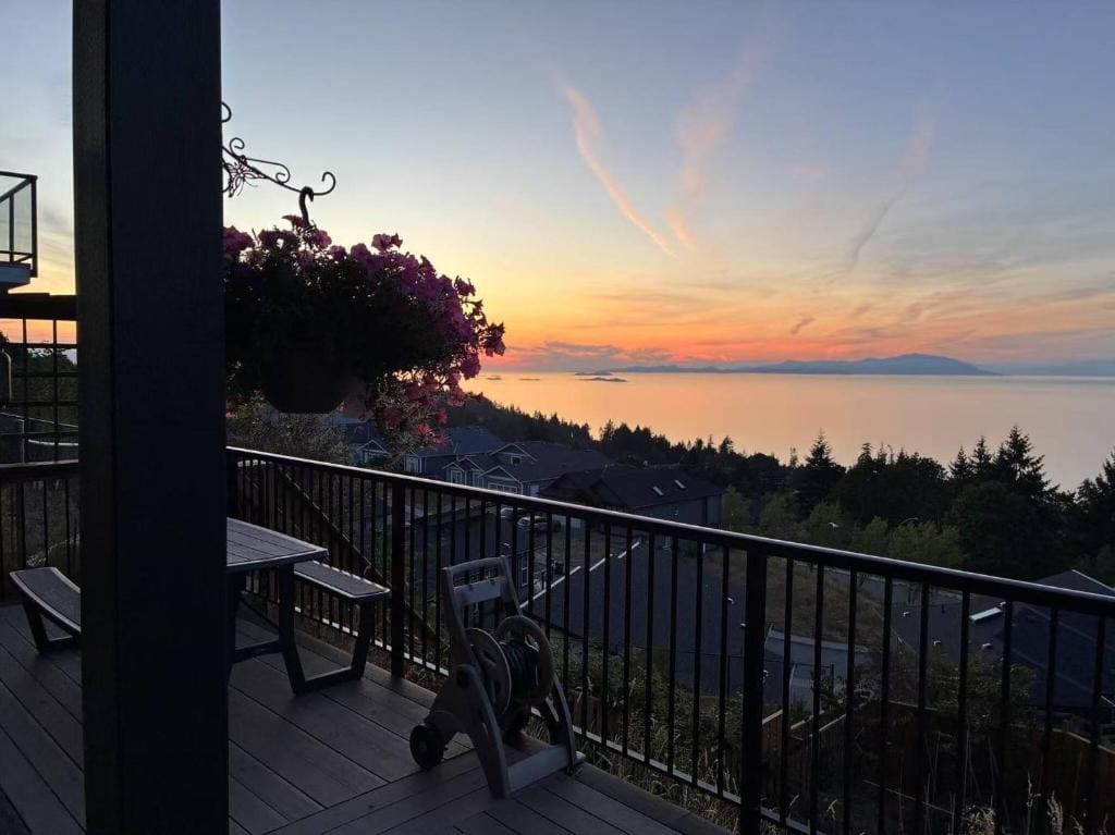 Nanaimo 2BR Oceanview Suite w/ Kitchen & Laundry - View 4