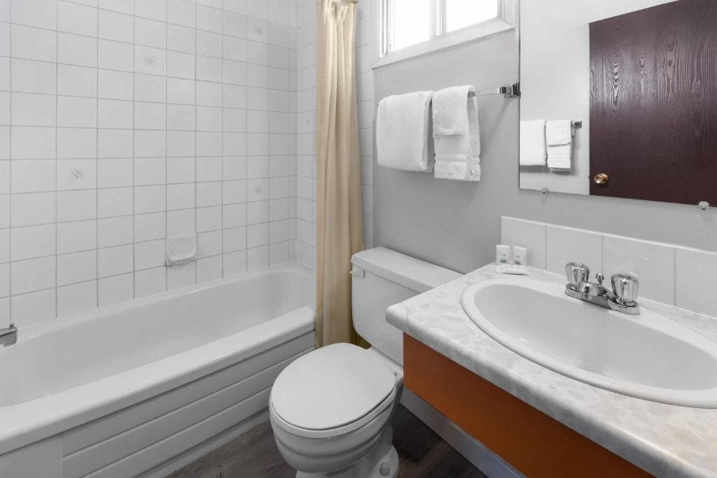 Howard Johnson by Wyndham Edson - View 3
