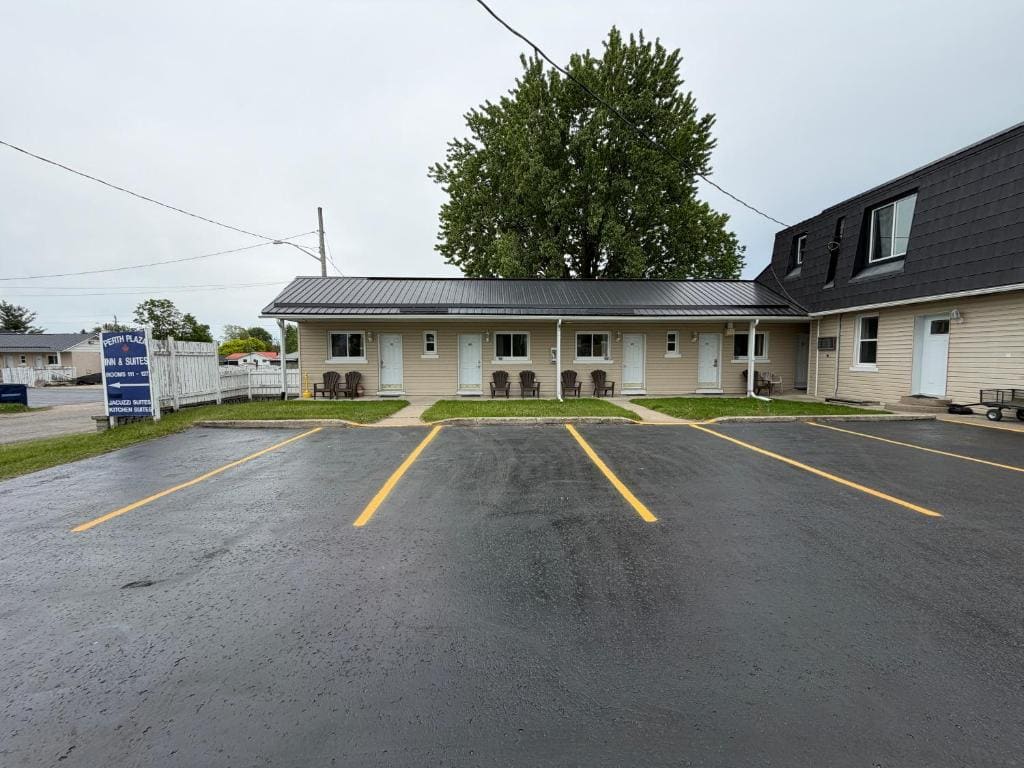 Perth Plaza Inn & Suites - Main view