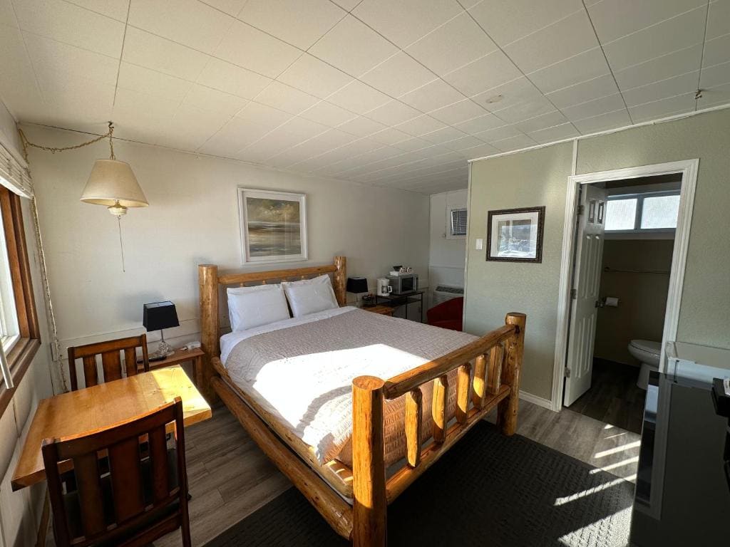 Pinecrest Motel - View 7