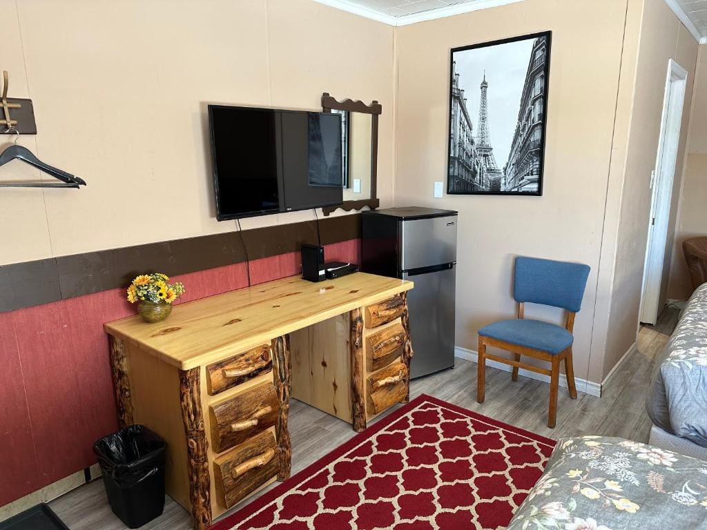Pinecrest Motel - View 4