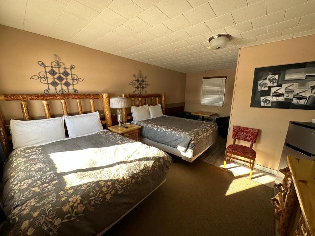 Pinecrest Motel - Main view
