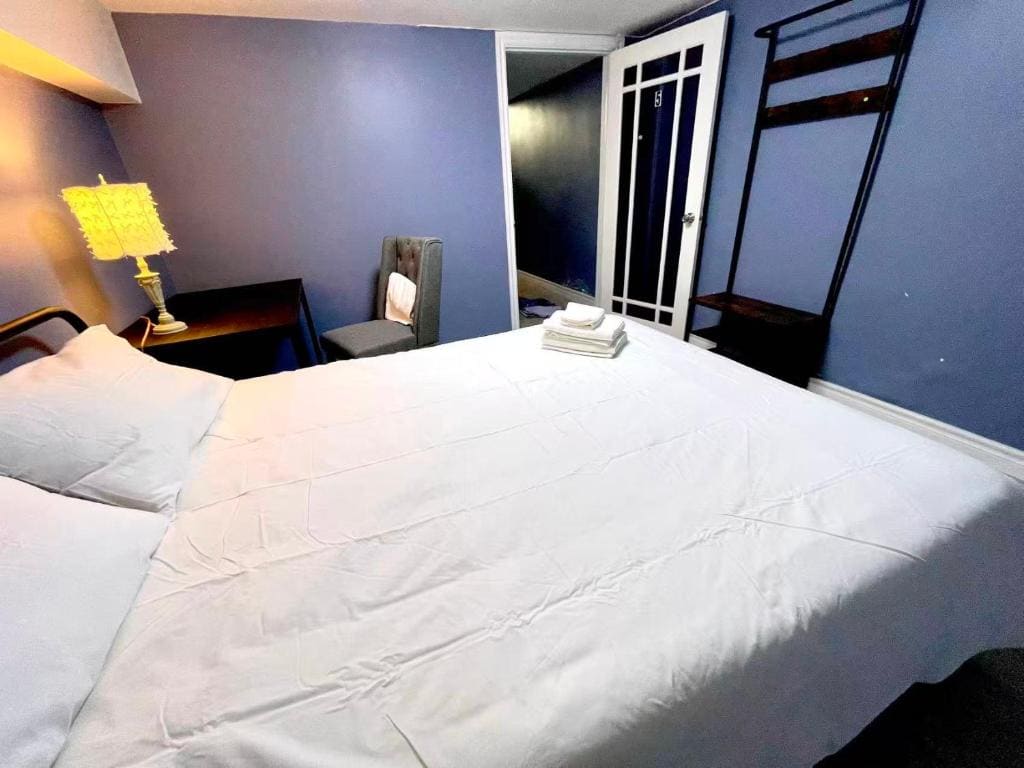 Quiet King Bedroom near DT Toronto - View 4
