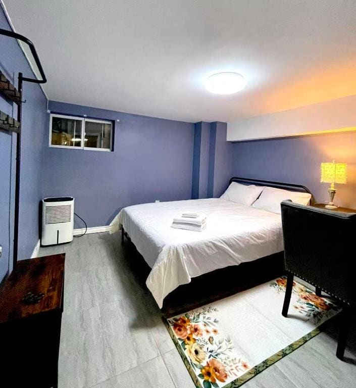 Quiet King Bedroom near DT Toronto - View 5