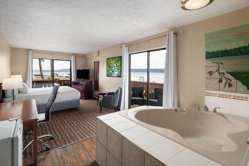 Ramada by Wyndham Campbell River - View 6