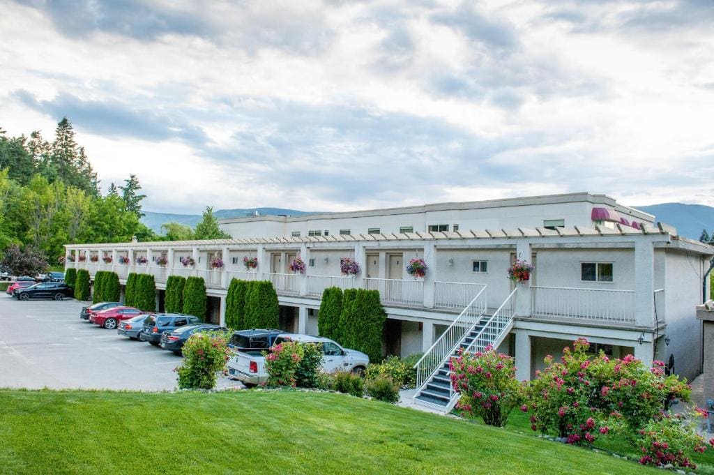 Hilltop Inn - Salmon Arm - Main view