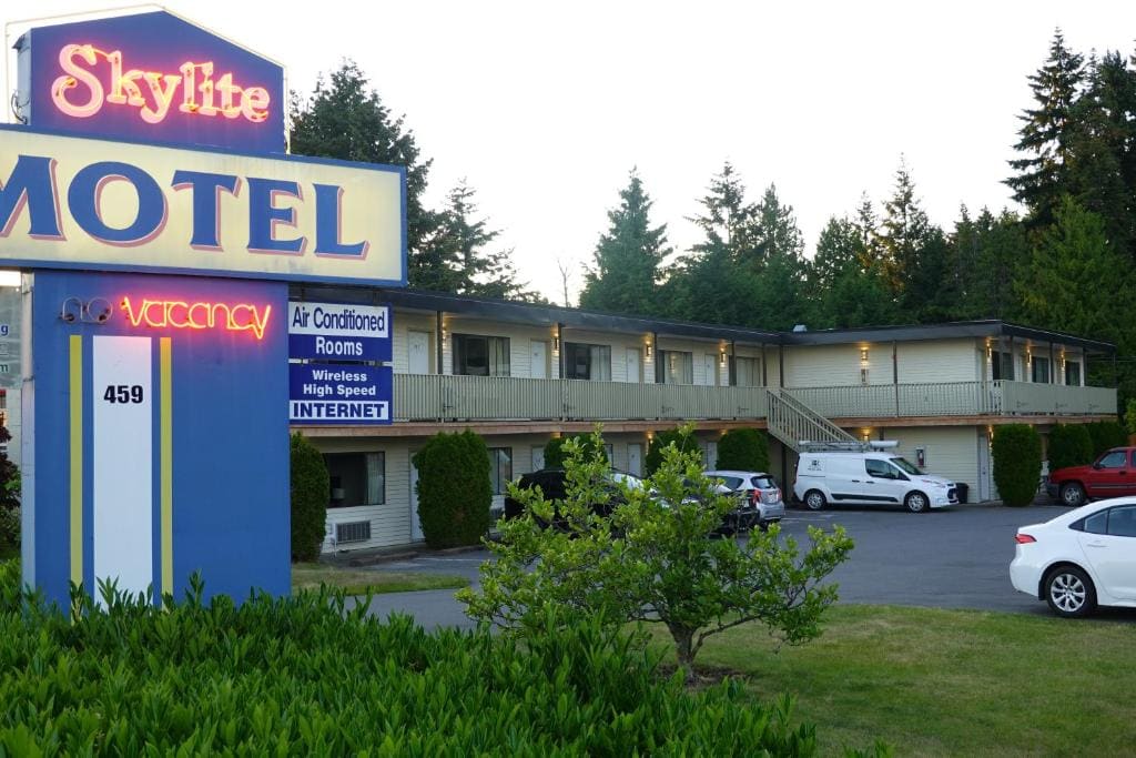 Skylite Motel - Main view