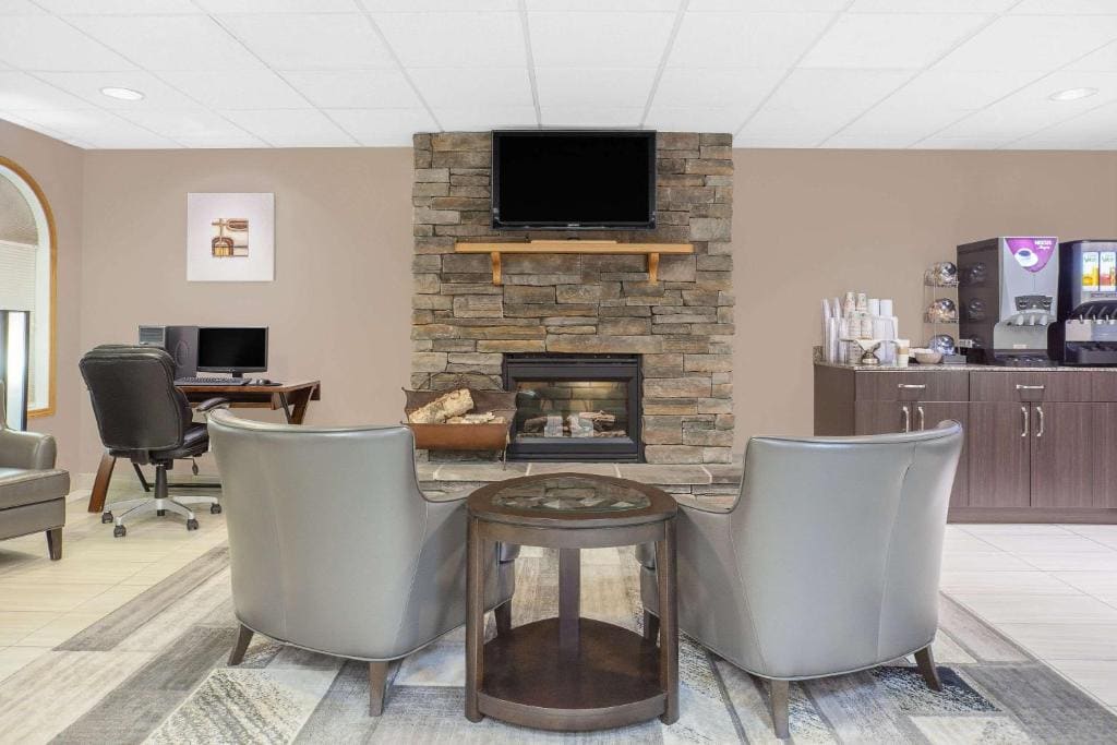 Super 8 by Wyndham Athabasca AB - View 2