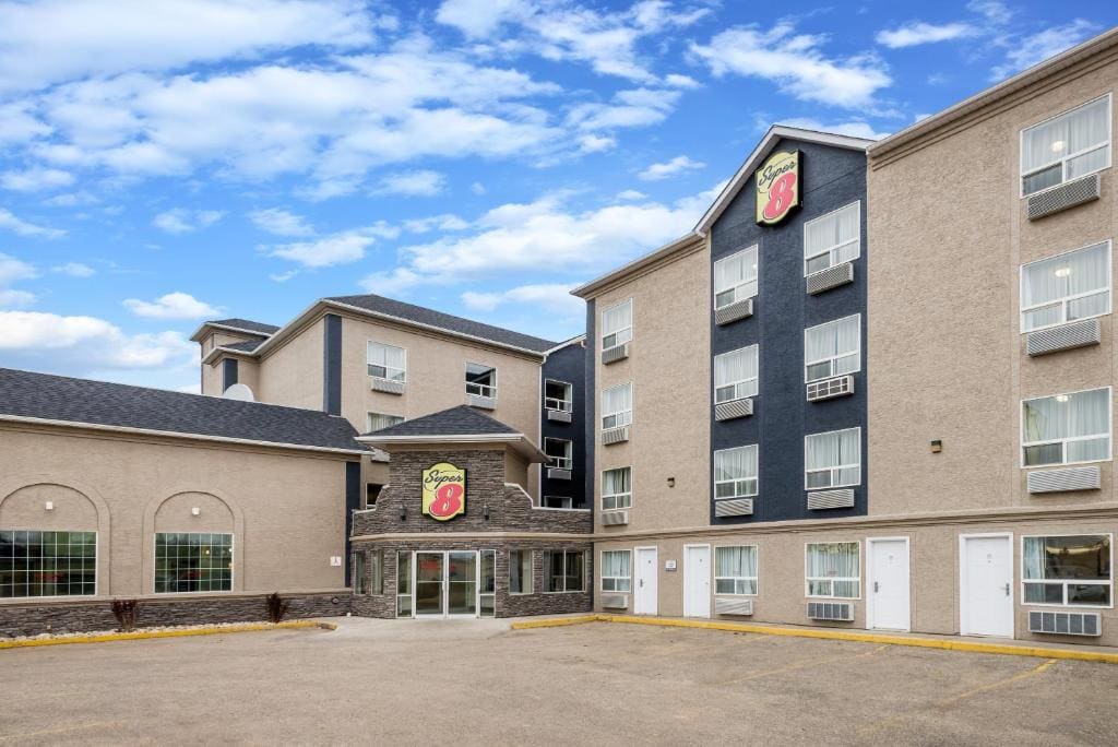 Super 8 by Wyndham Grande Prairie - Main view