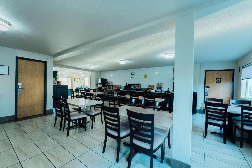 Super 8 by Wyndham Grande Prairie - View 4