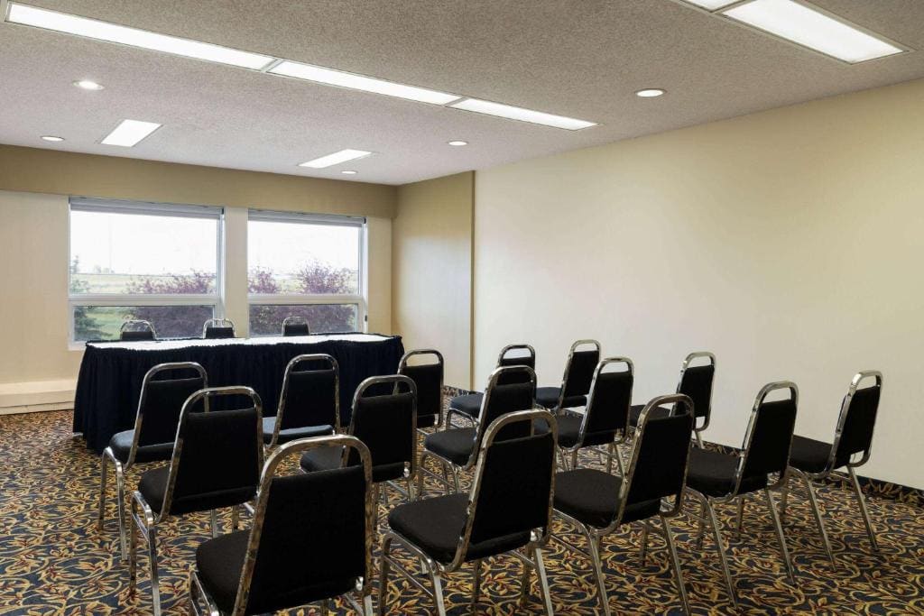 Super 8 by Wyndham Sherwood Park/Edmonton Area - View 5