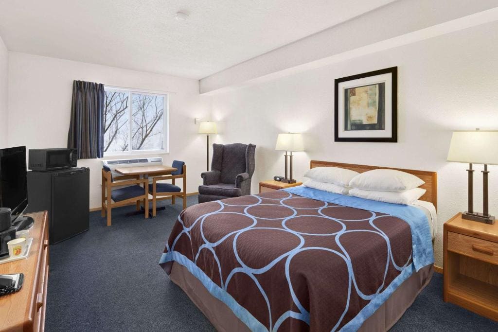 Super 8 by Wyndham Swift Current - View 6